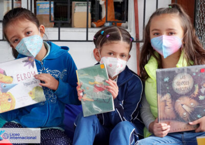 Estudiantes del Liceo Internacional leyendo sus cuentos favoritos.