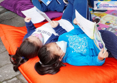 Estudiantes del Liceo Internacional leyendo sus cuentos favoritos.