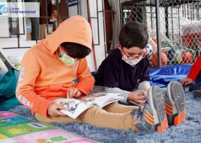 Estudiantes del Liceo Internacional leyendo sus cuentos favoritos.