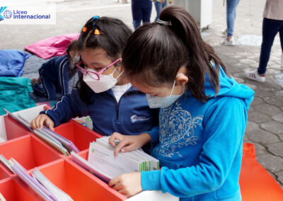 Estudiantes del Liceo Internacional leyendo sus cuentos favoritos.