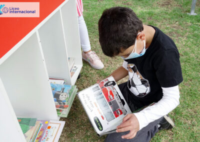 Estudiantes del Liceo Internacional leyendo sus cuentos favoritos.