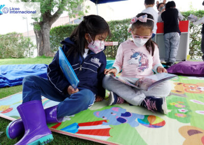 Estudiantes del Liceo Internacional leyendo sus cuentos favoritos.