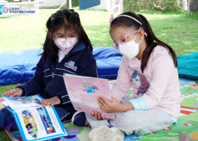 Estudiantes del Liceo Internacional leyendo sus cuentos favoritos.