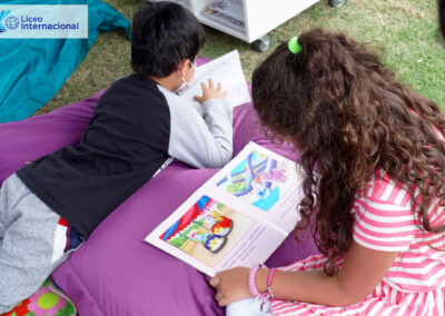 Estudiantes del Liceo Internacional leyendo sus cuentos favoritos.