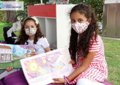 Estudiantes del Liceo Internacional leyendo sus cuentos favoritos.