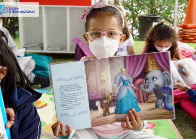 Estudiantes del Liceo Internacional leyendo sus cuentos favoritos.