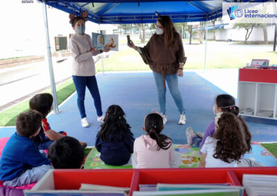 Estudiantes del Liceo Internacional leyendo sus cuentos favoritos.