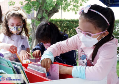 Estudiantes del Liceo Internacional participan en la biblioteca al aire libre